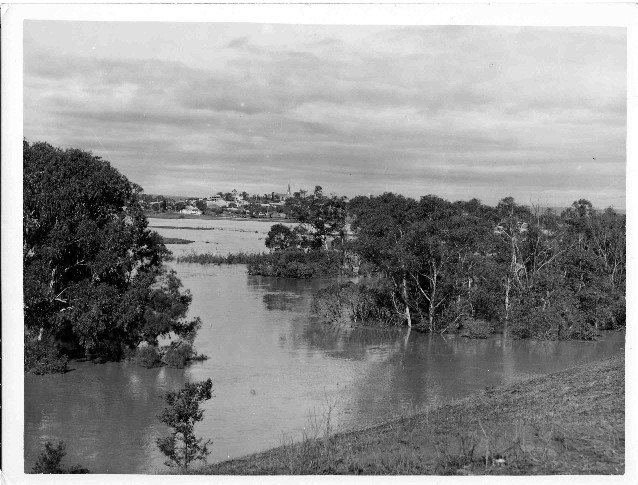 Camden Airfield 1943 Flood Macquarie Grove168 [2]