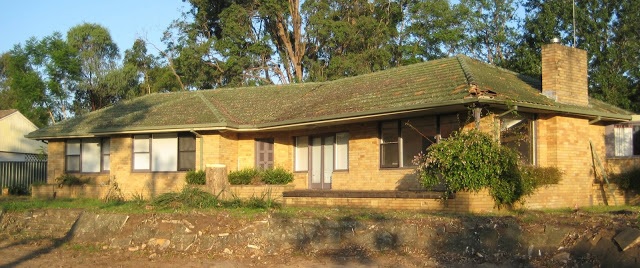 Example of modern design from the early 1960s at 64 Macarthur Road Elderslie NSW (I Willis 2010)