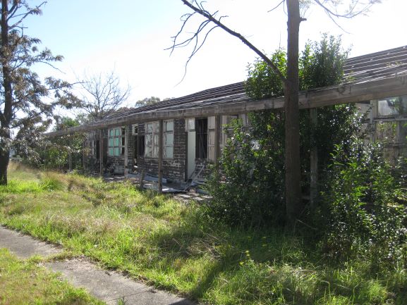 Narellan Studley Park Derelict Army buildings[3] 2015 IW