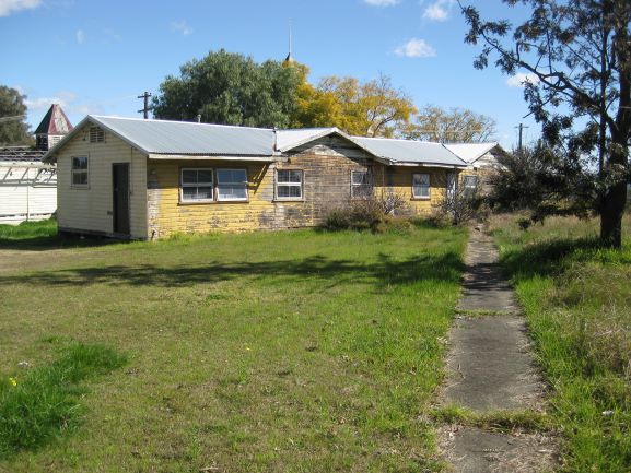 Narellan Studley Park Derelict Army buildings[4] 2015 IW